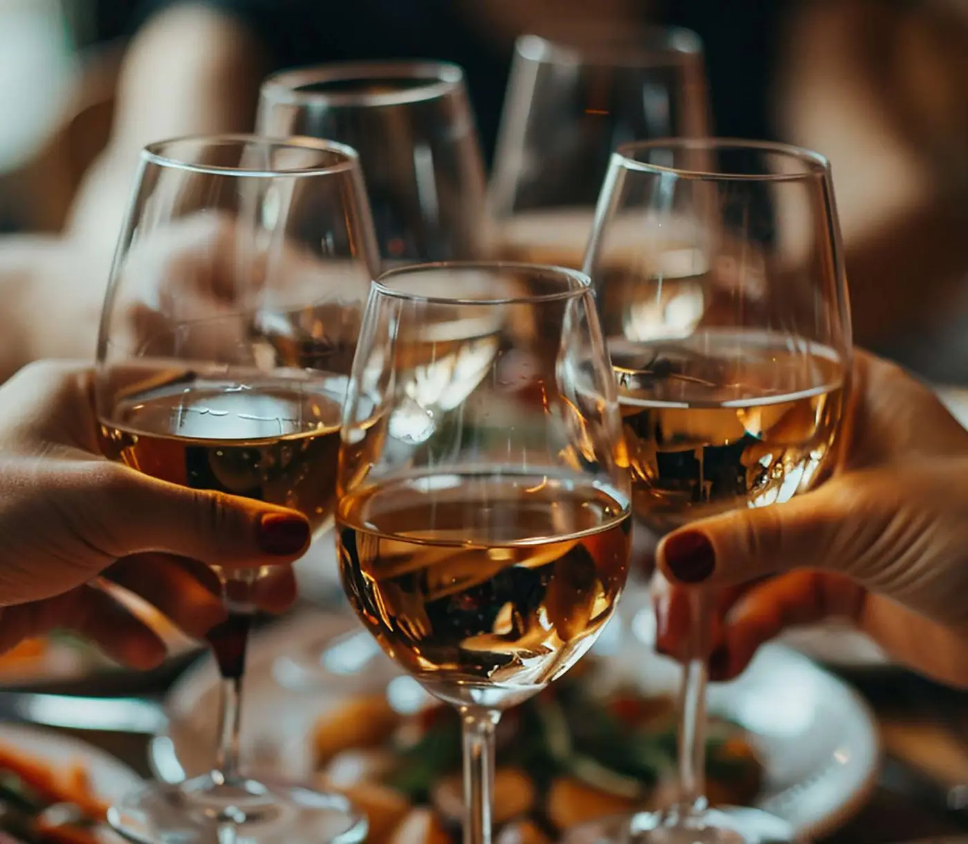 Taças de vinho branco num brinde