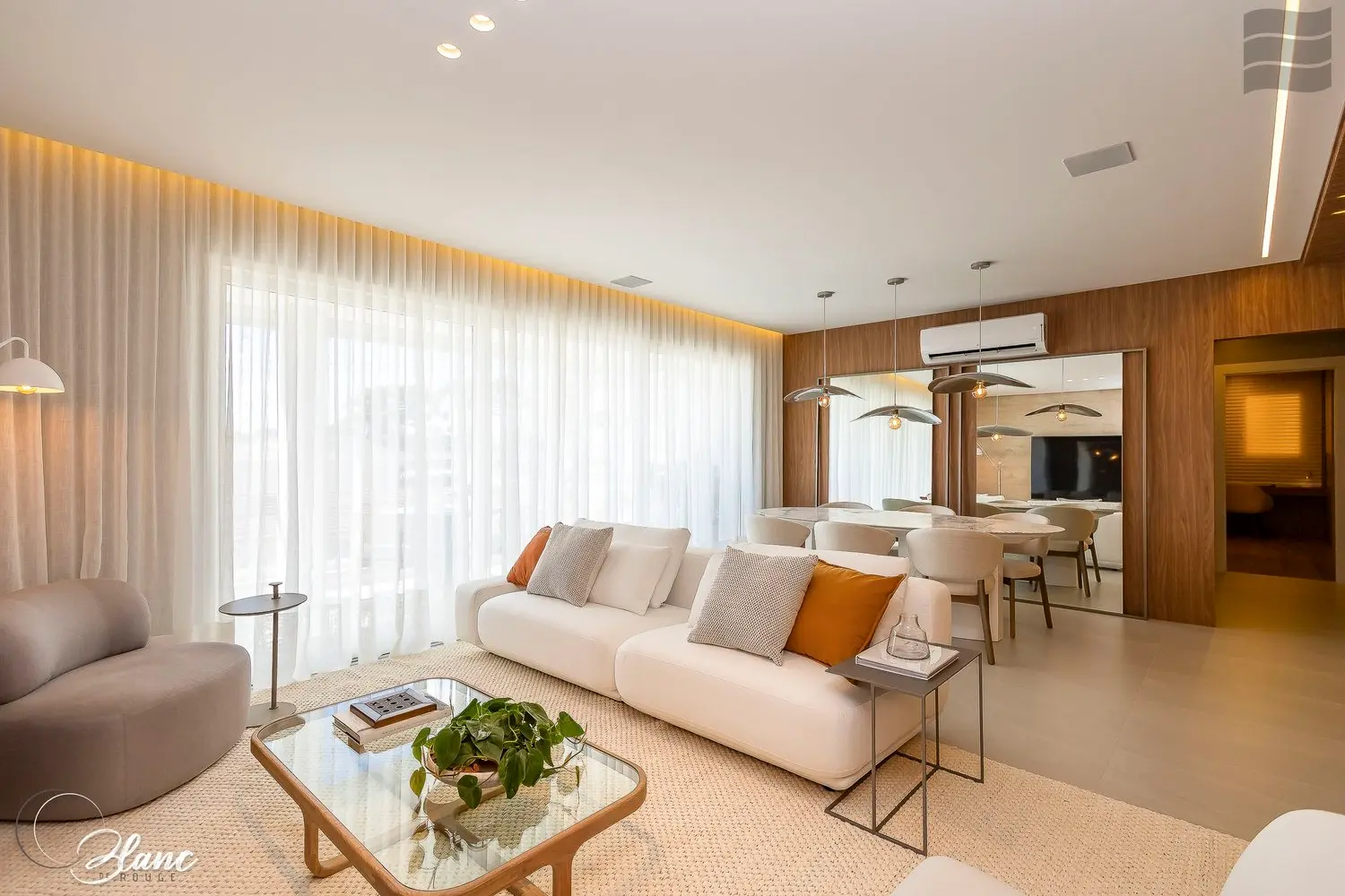 Sala de estar ampla e iluminada — apartamento decorado do Blanc de Rouge