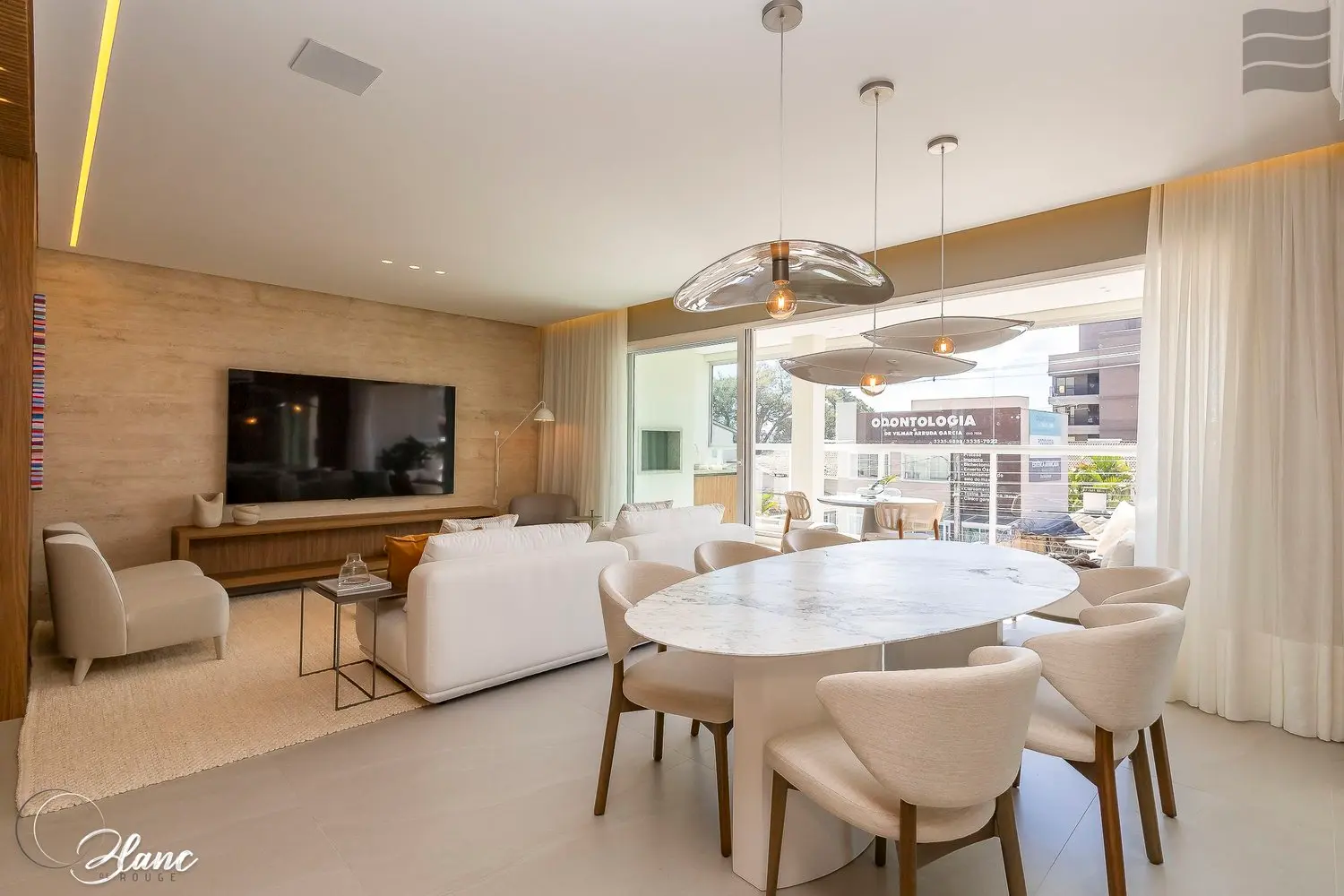 Estar integrado ao jantar — apartamento decorado do Blanc de Rouge