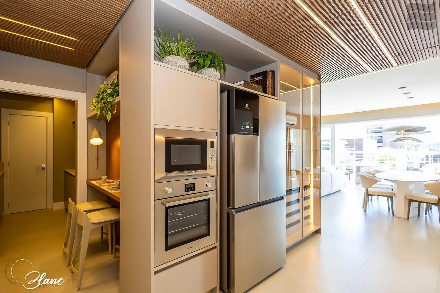 Cozinha sob medida com torre de fornos — apartamento decorado do Blanc de Rouge
