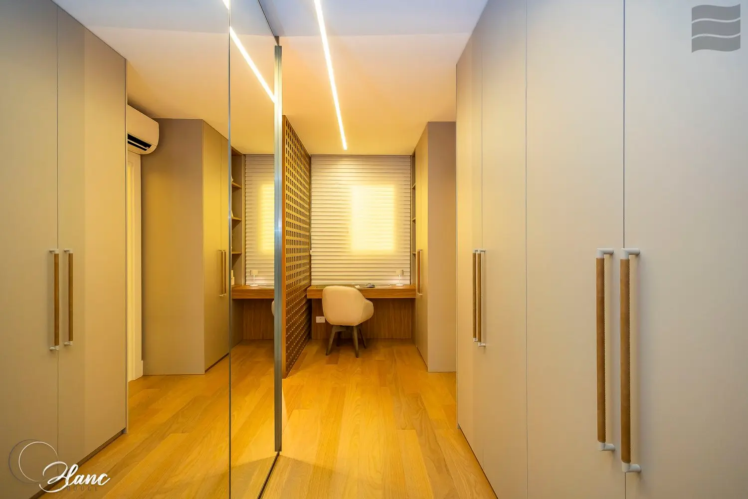Circulação com armários espelhados — apartamento decorado do Blanc de Rouge