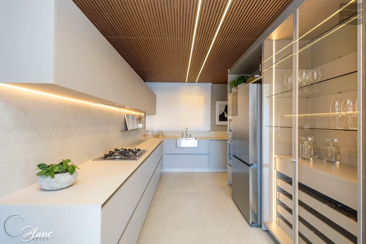 Bancada da cozinha em tons claros — apartamento decorado do Blanc de Rouge