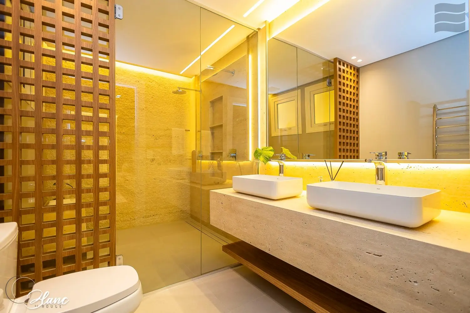 Banheiro da suíte master, bancada dupla — apartamento decorado do Blanc de Rouge
