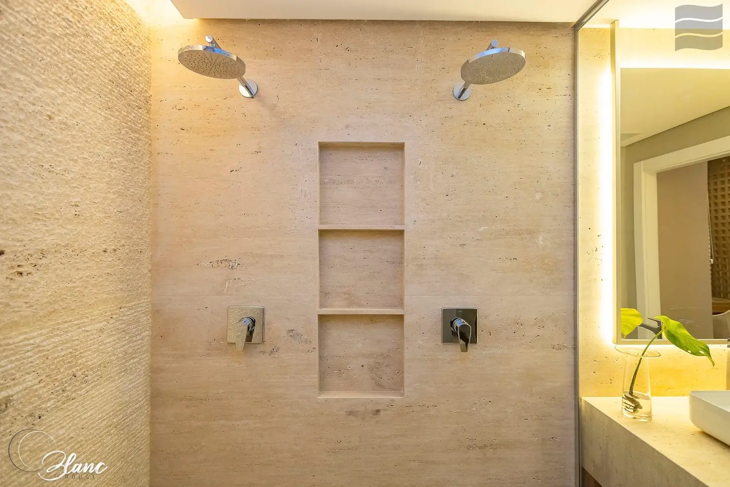 Box com dois chuveiros e nicho — apartamento decorado do Blanc de Rouge