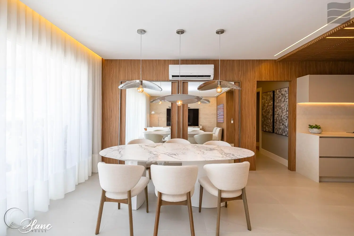Sala de jantar com mesa de mármore — apartamento decorado do Blanc de Rouge