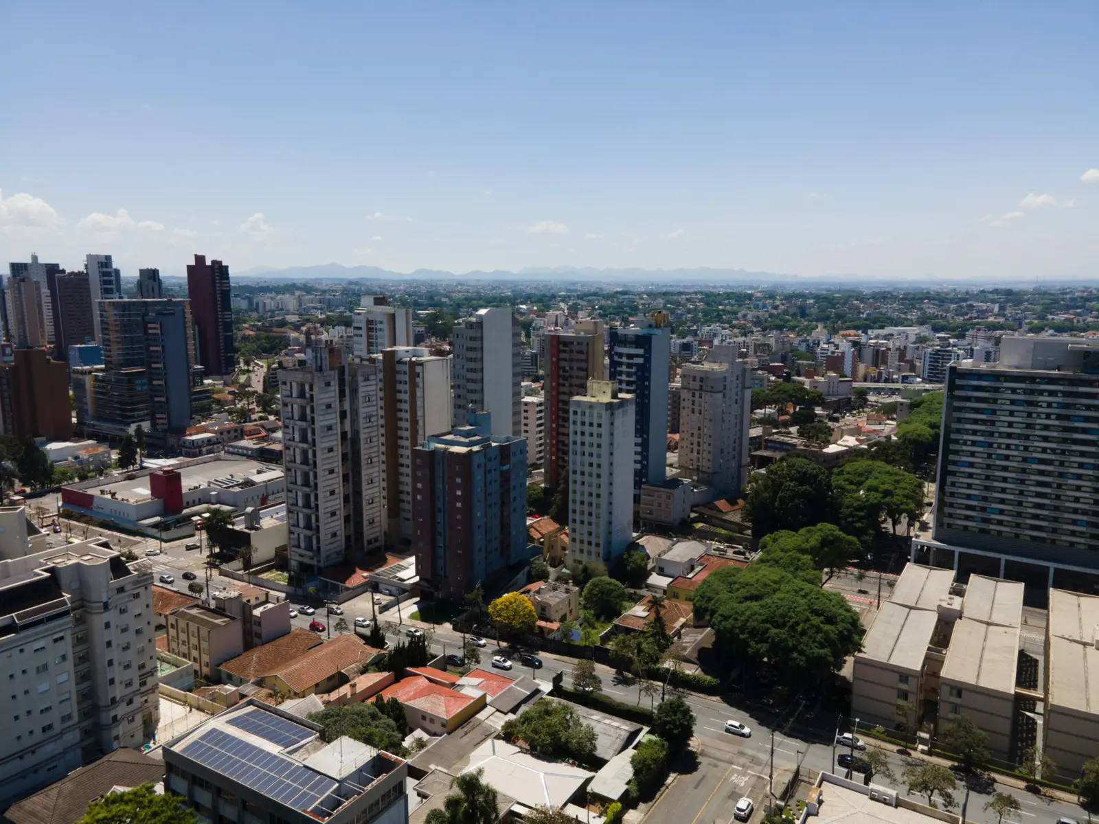 Vista aérea do Juvevê e do Centro Cívico, em Curitiba, a partir da região do Blanc de Rouge